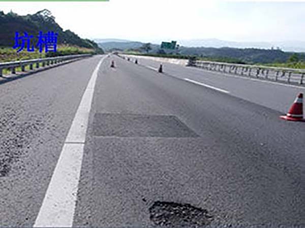瀝青道路坑槽修補(bǔ)